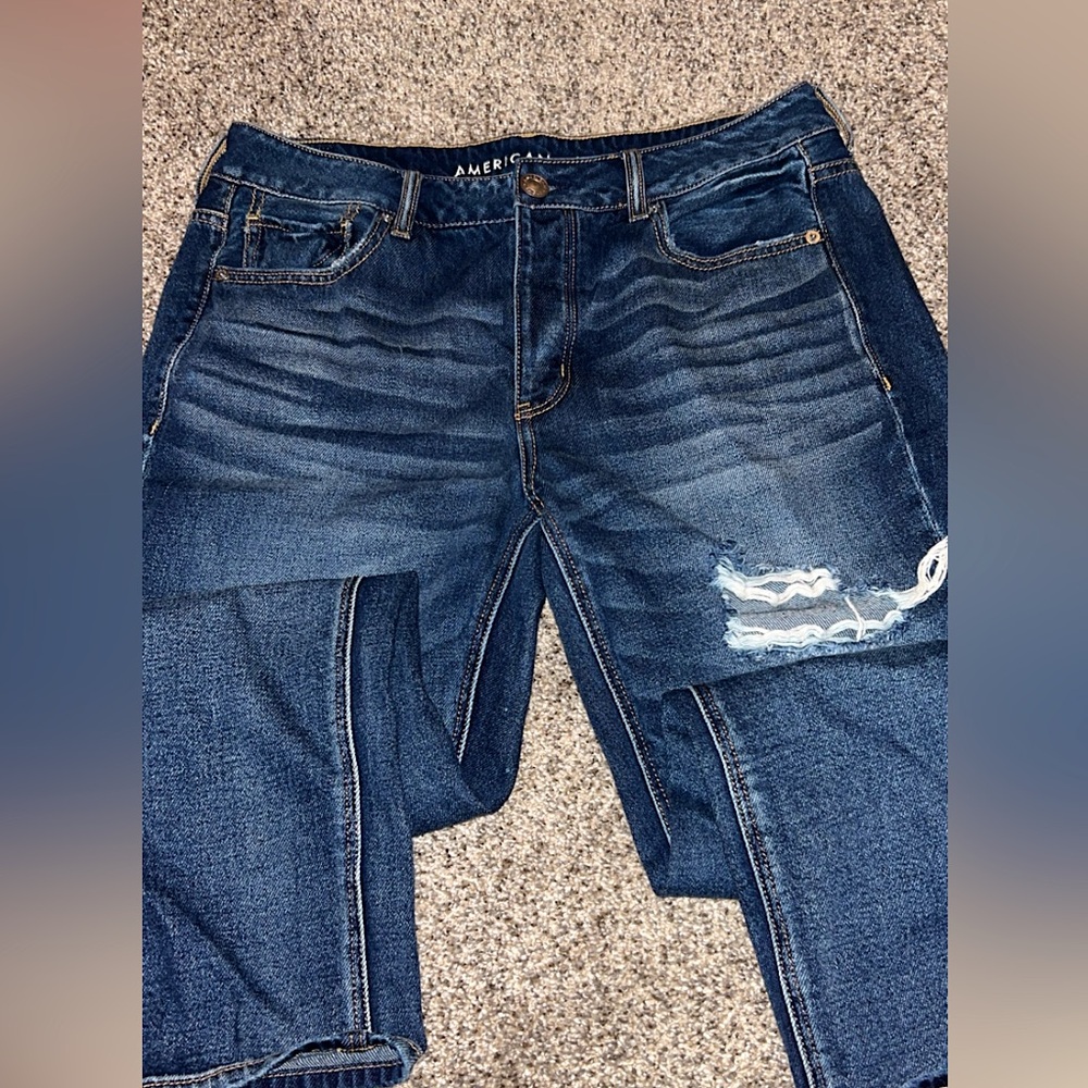 Woman’s American eagle ripped mom jeans